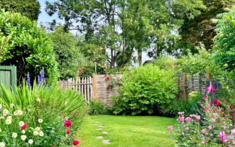 Meadowsweet Cottage: Bloem, Groen, Tuin, Struik, Gazon, Gang, Backyard, Groundcover, De Lente