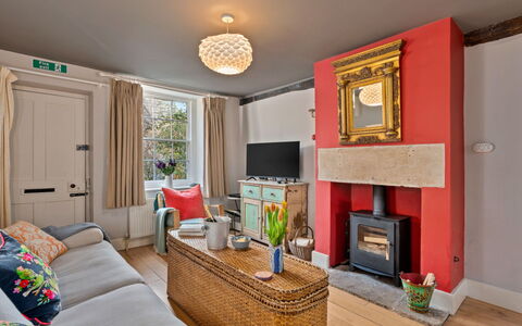Meadowsweet Cottage: Meubilair, Interieur Ontwerp, Flooring, Muur, Verdieping, Hout, Kamer, Plafond, Tafel, Woonkamer