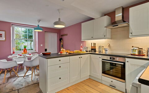 Meadowsweet Cottage: Keuken, Countertop, Interieur Ontwerp, Meubilair, Toestel Van De Keuken, Cabinetry, Flooring, Hout, Major Appliance, Plafond