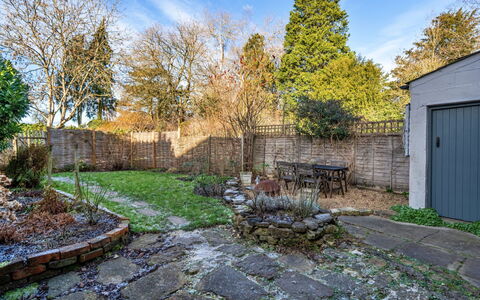 Meadowsweet Cottage: Struik, Landschap, Tuin, Groundcover, Flagstone, Backyard, Steen, Werf, Landscaping, Gang