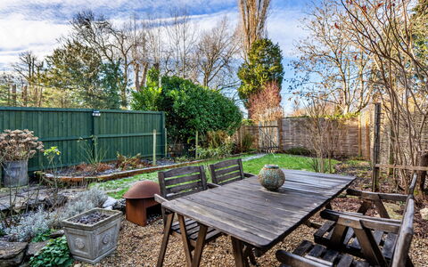Meadowsweet Cottage: Meubilair, Hout, Buitenmeubels, Struik, Tafel, Buitentafel, Tuin, Stoel, Groundcover, Backyard