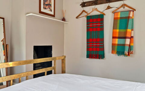 Meadowsweet Cottage: Hout, Interieur Ontwerp, Linens, Flooring, Slaapkamer, Bed, Verdieping, Meubilair, Bedding, Kamer