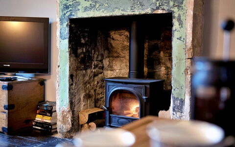 Flittermouse Cottage: Haard, Meubilair, Flooring, Interieur Ontwerp, Fornuis, Kamer, Houtkachel, Warmte, Fireplace, Woonkamer