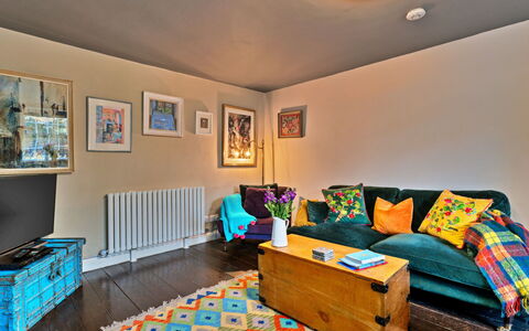 Flittermouse Cottage: Meubilair, Interieur Ontwerp, Bankstel, Flooring, Muur, Verdieping, Woonkamer, Kamer, Hout, Plafond