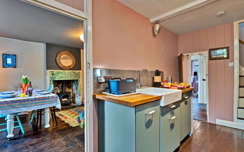 Flittermouse Cottage: Meubilair, Keuken, Hout, Countertop, Interieur Ontwerp, Flooring, Plafond, Verdieping, Kamer, Verlichting