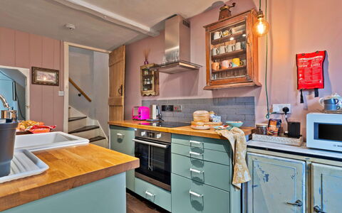 Flittermouse Cottage: Keuken, Toestel Van De Keuken, Countertop, Meubilair, Major Appliance, Interieur Ontwerp, Cabinetry, Hout, Flooring, Kamer
