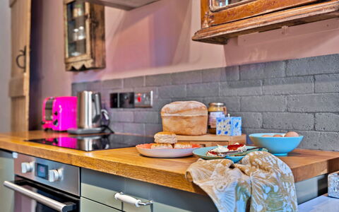 Flittermouse Cottage: Keuken, Toestel Van De Keuken, Countertop, Meubilair, Cabinetry, Major Appliance, Interieur Ontwerp, Huishoudapparatuur, Flooring, Tableware