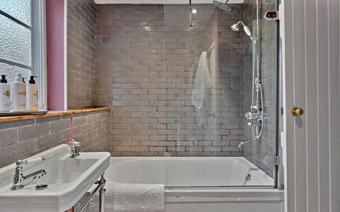 Flittermouse Cottage: Loodgieterswerkinrichting, Bad, Badkamer, Kraan, Loodgieter, Interieur Ontwerp, Wastafel, Flooring, Verdieping, Tegel