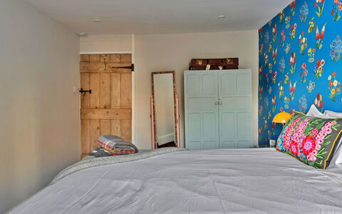 Flittermouse Cottage: Meubilair, Interieur Ontwerp, Slaapkamer, Muur, Laken, Bed, Bedding, Hout, Linens, Geel
