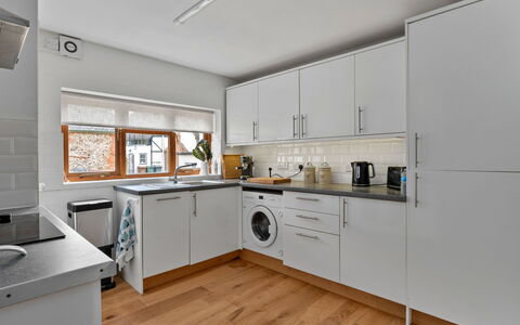 Poundtree: Toestel Van De Keuken, Keuken, Countertop, Cabinetry, Major Appliance, Flooring, Interieur Ontwerp, Hout, Huishoudapparatuur, Verdieping