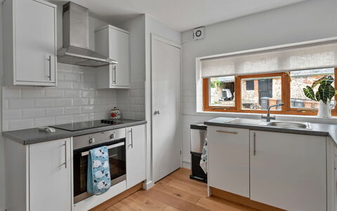 Poundtree: Keuken, Toestel Van De Keuken, Countertop, Cabinetry, Major Appliance, Interieur Ontwerp, Flooring, Gootsteen, Huishoudapparatuur, Hout