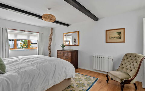 Poundtree: Bed, Meubilair, Interieur Ontwerp, Bedding, Slaapkamer, Muur, Laken, Kamer, Flooring, Plafond