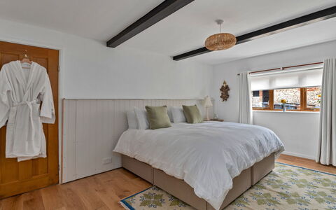 Poundtree: Meubilair, Bed, Interieur Ontwerp, Slaapkamer, Flooring, Muur, Verdieping, Bedding, Hout, Plafond
