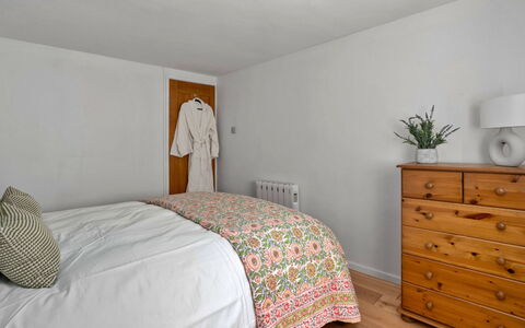 Poundtree: Meubilair, Bed, Interieur Ontwerp, Bedding, Slaapkamer, Flooring, Muur, Verdieping, Laken, Kamer