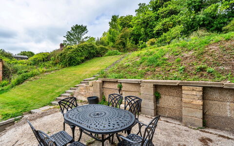 Poundtree: Buitenmeubels, Meubilair, Groundcover, Tuin, Buitentafel, Landscaping, Flagstone, Werf, Stoel, Backyard