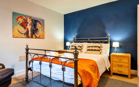Bath 602: Blauw, Bed, Slaapkamer, Bedding, Meubilair, Laken, Linens, Interieur Ontwerp, Flooring, Bed Frame
