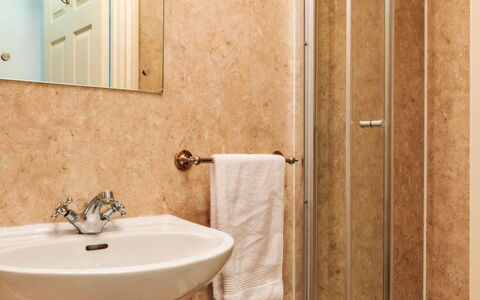 Bath 602: Badkamer, Wastafel In De Badkamer, Loodgieterswerkinrichting, Muur, Verdieping, Flooring, Wastafel, Interieur Ontwerp, Spiegel, Toilet