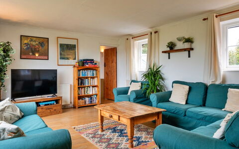 Cricketers' Cottage: Meubilair, Interieur Ontwerp, Bankstel, Flooring, Hout, Verdieping, Woonkamer, Kamer, Plafond, Tafel
