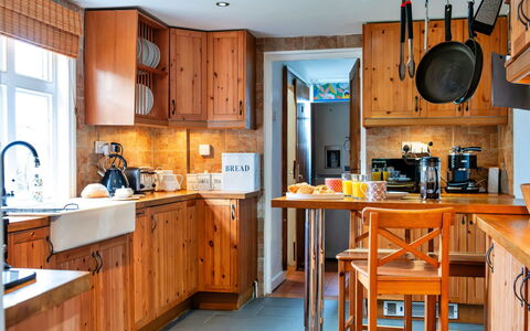 Cricketers' Cottage: Keuken, Meubilair, Countertop, Toestel Van De Keuken, Cabinetry, Major Appliance, Hout, Interieur Ontwerp, Flooring, Kast