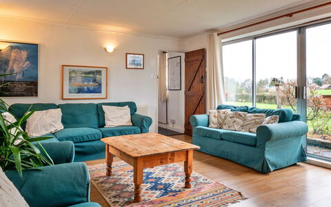 Cricketers' Cottage: Meubilair, Interieur Ontwerp, Hout, Bankstel, Flooring, Verdieping, Tafel, Kamer, Plafond, Woonkamer