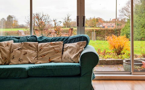 Cricketers' Cottage: Meubilair, Interieur Ontwerp, Bankstel, Flooring, Hout, Verdieping, Woonkamer, Kamer, Huis, Verlichting