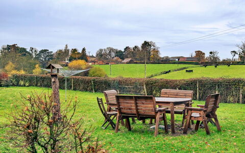 Cricketers' Cottage: Grasland, Land Lot, Tuin, Meubilair, Landelijk Gebied, Gazon, Buitenmeubels, Weide, Openluchtbank, Landscaping