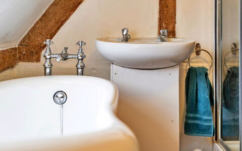 Cricketers' Cottage: Loodgieterswerkinrichting, Badkamer, Kraan, Interieur Ontwerp, Wastafel In De Badkamer, Wastafel, Loodgieter, Flooring, Verdieping, Spiegel