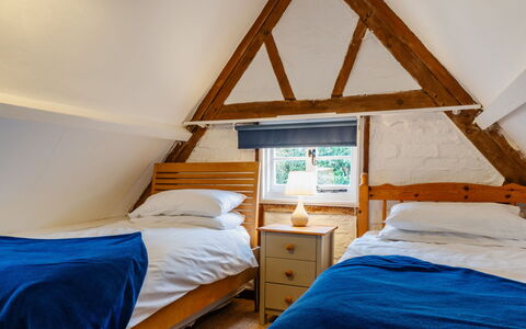 Cricketers' Cottage: Meubilair, Slaapkamer, Hout, Bed, Interieur Ontwerp, Bedding, Laken, Verdieping, Huis, Flooring