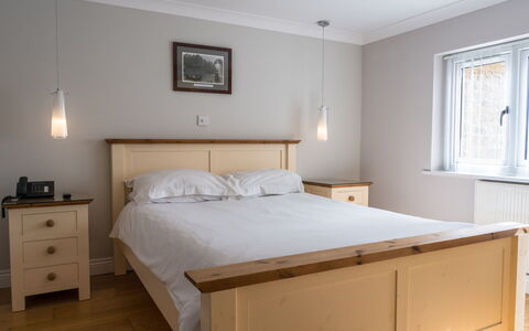 Hollies Coach House: Bed, Meubilair, Bedding, Slaapkamer, Interieur Ontwerp, Laken, Muur, Hout, Flooring, Verdieping