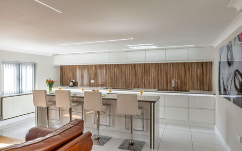 Hollies Coach House: Meubilair, Interieur Ontwerp, Flooring, Hout, Verdieping, Plafond, Keuken, Countertop, Lichte Inrichting, Cabinetry