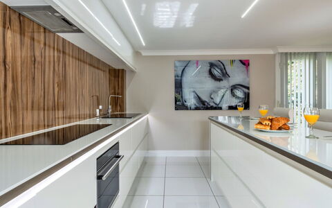 Hollies Coach House: Interieur Ontwerp, Keuken, Flooring, Countertop, Muur, Hout, Plafond, Toestel Van De Keuken, Verdieping, Cabinetry