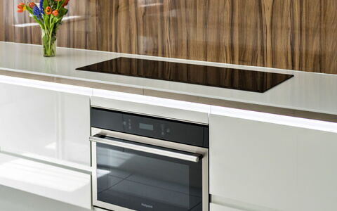 Hollies Coach House: Toestel Van De Keuken, Keuken, Major Appliance, Huishoudapparatuur, Countertop, Cabinetry, Fornuis, Beits, Fornuis, Magnetron