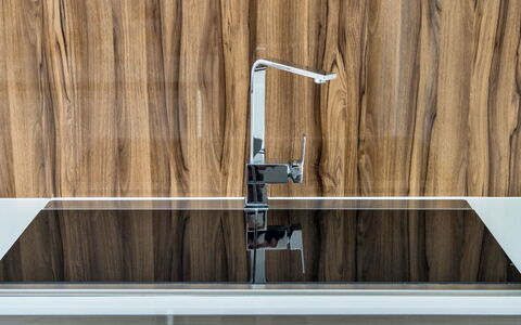 Hollies Coach House: Hout, Loodgieterswerkinrichting, Keuken, Kraan, Glas, Hardwood, Beits, Houten Vloer, Countertop