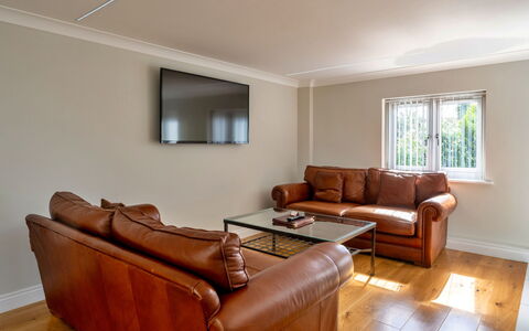 Hollies Coach House: Interieur Ontwerp, Flooring, Verdieping, Hout, Plafond, Bankstel, Meubilair, Kamer, Verlichting, Woonkamer