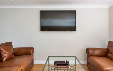 Hollies Coach House: Flooring, Hout, Interieur Ontwerp, Verdieping, Bankstel, Meubilair, Plafond, Woonkamer, Huis, Verlichting