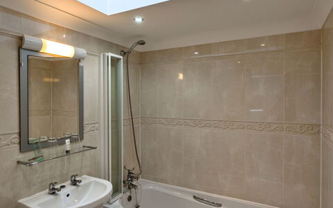 Hollies Coach House: Badkamer, Loodgieterswerkinrichting, Interieur Ontwerp, Flooring, Muur, Verdieping, Wastafel, Bad, Kraan, Plafond