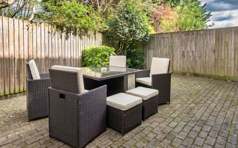 Hollies Coach House: Meubilair, Buitenmeubels, Tafel, Buitentafel, Keuken En Eettafel, Stoel, Tuin, Patio, Koffietafel, Backyard
