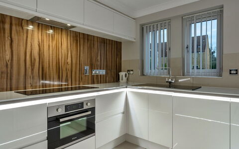 Hollies Cottage, Willow (2 Bed): Toestel Van De Keuken, Keuken, Cabinetry, Countertop, Interieur Ontwerp, Flooring, Major Appliance, Hout, Huishoudapparatuur, Plafond