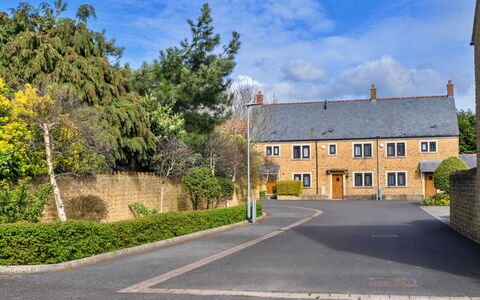 Hollies Cottage, Willow (2 Bed): Lucht, Weg Oppervlak, Huis, Asfalt, Doorgang, Pool, Rijbaan, Oprit, Haag
