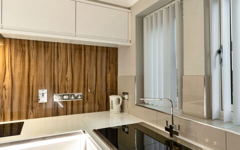 Hollies Cottage, Willow (2 Bed): Keuken, Countertop, Interieur Ontwerp, Flooring, Hout, Cabinetry, Toestel Van De Keuken, Loodgieterswerkinrichting, Kraan, Huis