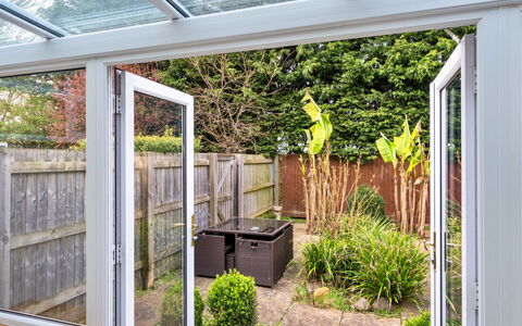 Hollies Cottage, Willow (2 Bed): Huis, Deur, Tuin, Home Deur, Patio, Schaduw, Daylighting, Landgoed, Kamerplant, Werf