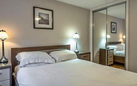 Hollies Cottage, Willow (2 Bed): Meubilair, Bed, Slaapkamer, Interieur Ontwerp, Laken, Bedding, Verdieping, Flooring, Kamer, Plafond