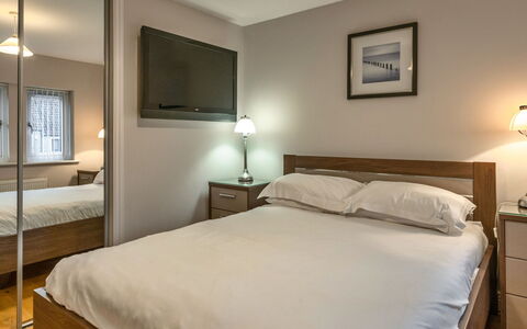 Hollies Cottage, Willow (2 Bed): Bed, Meubilair, Slaapkamer, Interieur Ontwerp, Bedding, Laken, Muur, Verdieping, Flooring, Hout