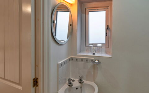 Hollies Cottage, Willow (2 Bed): Muur, Loodgieterswerkinrichting, Interieur Ontwerp, Loodgieter, Verlichting, Verdieping, Kamer, Kraan, Spiegel, Badkamer