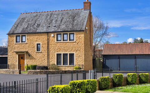 Hollies Cottage, Elm (4 Bed): Lucht, Muur, Facade, Metselwerk, Huis, Struik, Dak, Huis, Verblijf, Steen