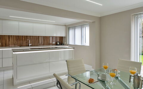 Hollies Cottage, Elm (4 Bed): Interieur Ontwerp, Meubilair, Muur, Flooring, Keuken, Hout, Countertop, Plafond, Lichte Inrichting, Cabinetry