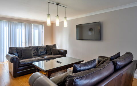 Hollies Cottage, Elm (4 Bed): Meubilair, Interieur Ontwerp, Flooring, Bankstel, Hout, Verdieping, Plafond, Kamer, Woonkamer, Huis