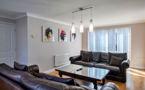 Hollies Cottage, Elm (4 Bed): Meubilair, Interieur Ontwerp, Bankstel, Flooring, Muur, Verdieping, Hout, Plafond, Woonkamer, Kamer