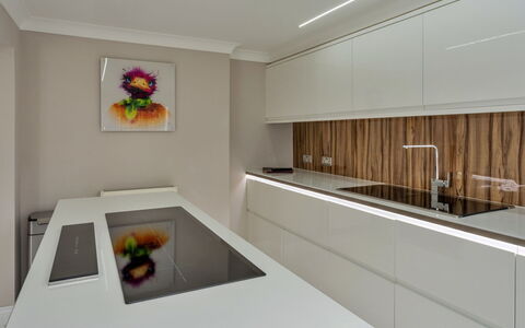 Hollies Cottage, Elm (4 Bed): Keuken, Countertop, Interieur Ontwerp, Flooring, Toestel Van De Keuken, Cabinetry, Hout, Plafond, Verdieping, Lichte Inrichting