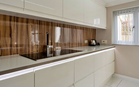 Hollies Cottage, Elm (4 Bed): Hout, Keuken, Interieur Ontwerp, Cabinetry, Toestel Van De Keuken, Countertop, Flooring, Huis, Beits, Loodgieterswerkinrichting